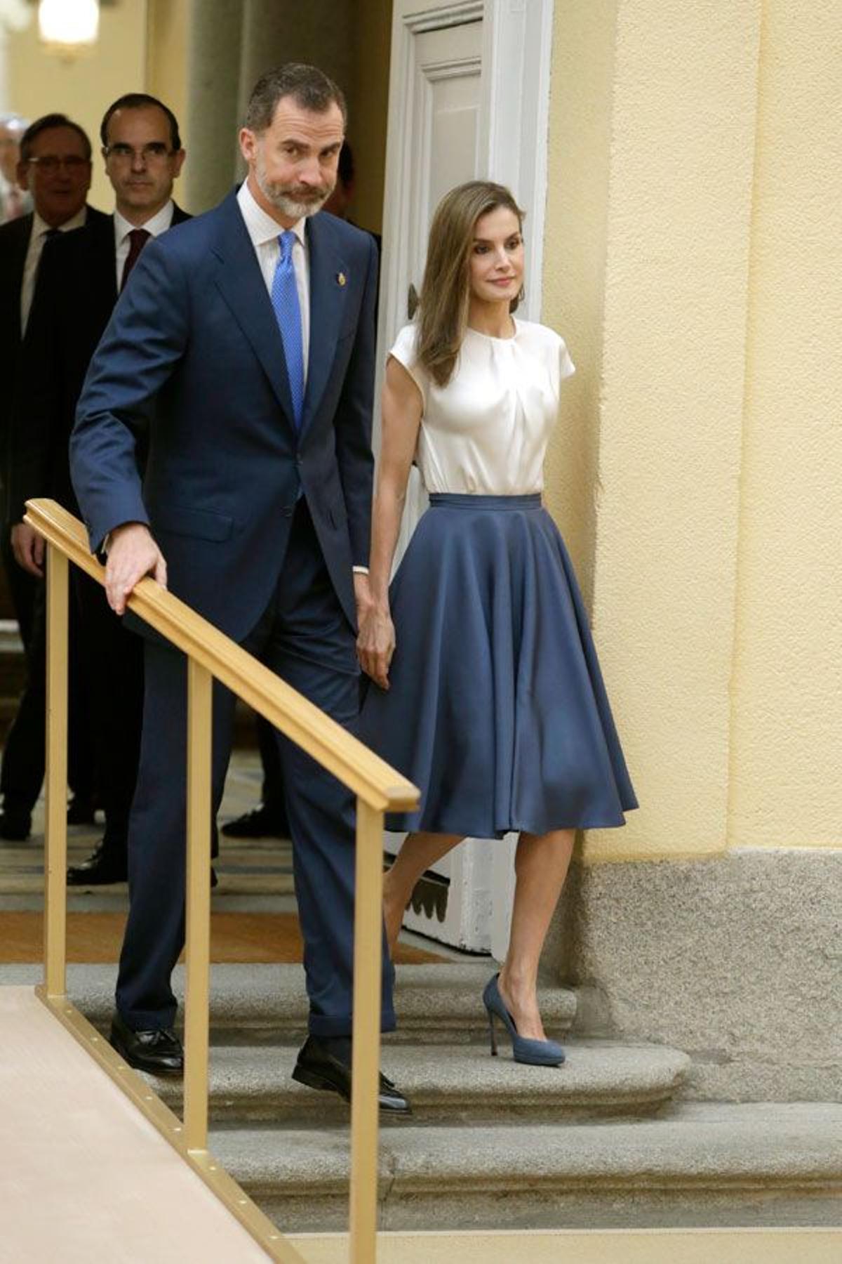 Letizia Ortiz con falda azul junto a Felipe VI