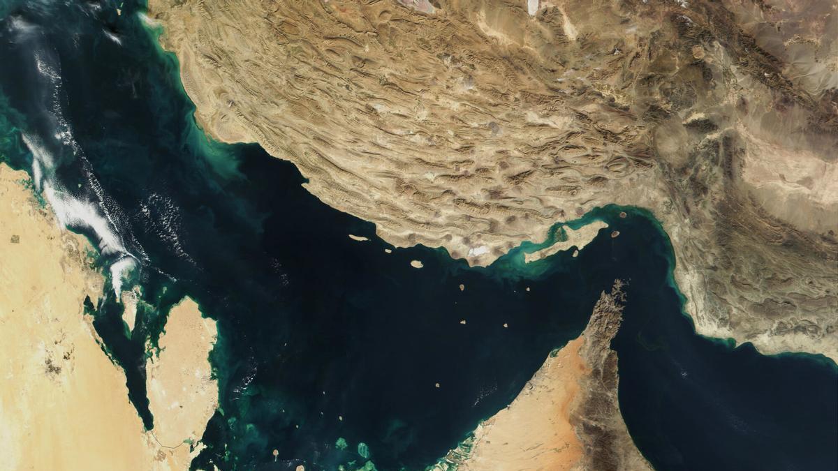Irán anuncia la reapertura "completa" del estrecho de Ormuz mientras dure el alto el fuego