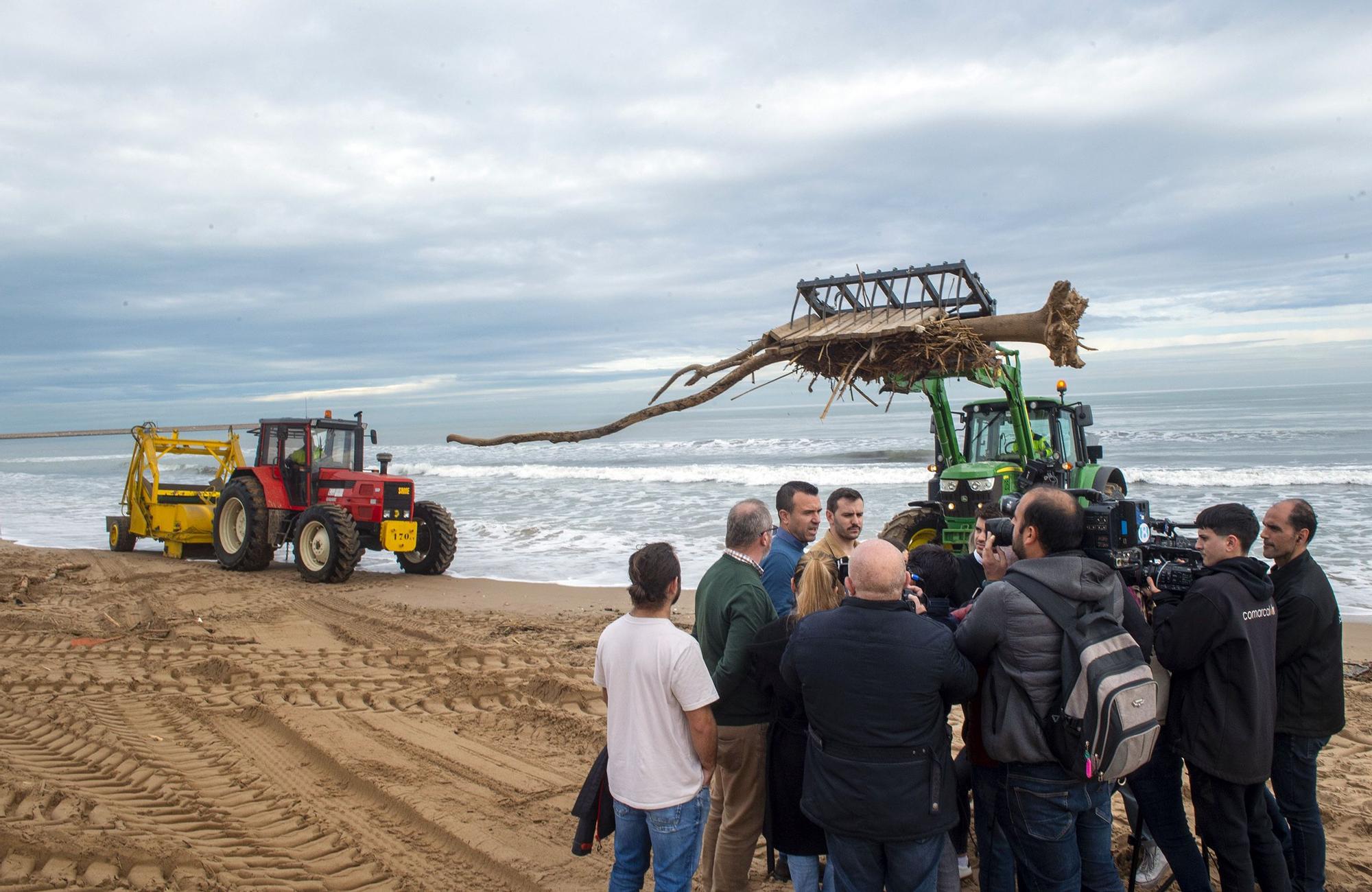Comienza la limpieza de las playas de la Safor tras la dana