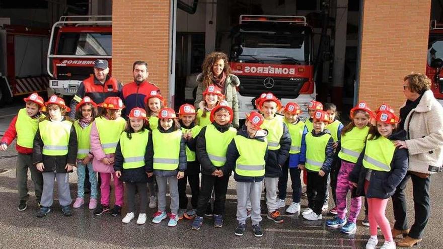 Alumnos de 2.º de Primaria de La Corredoria visitan a los bomberos