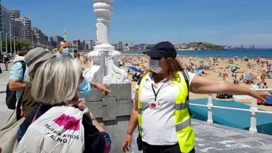 La playa de Gijón: aforo completo para empezar el mes de julio