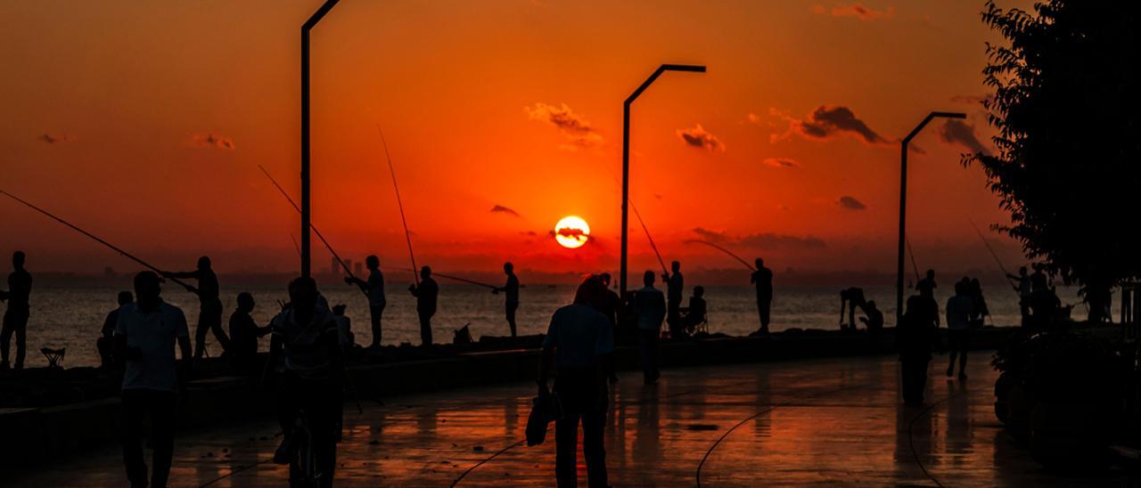 Atardecer caluroso en una localidad costera