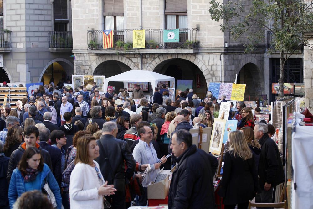 Milers de persones omplen Girona per Tots Sants