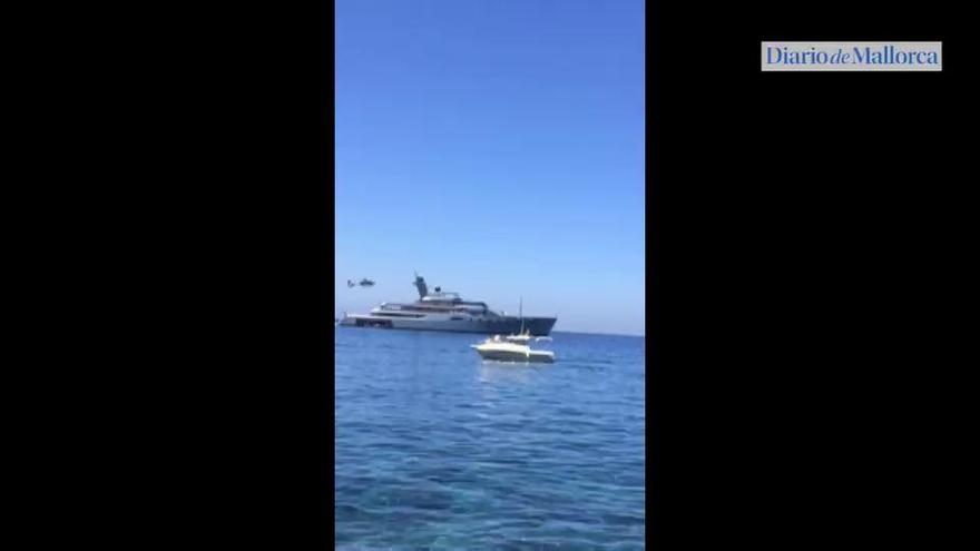 Superyacht "Pacific": Hubschrauberanflug in der Bucht von Sóller