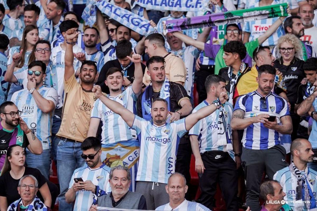 Malaguistas en Almería, donde se desplazaron más de un millar de aficionados malagueños.