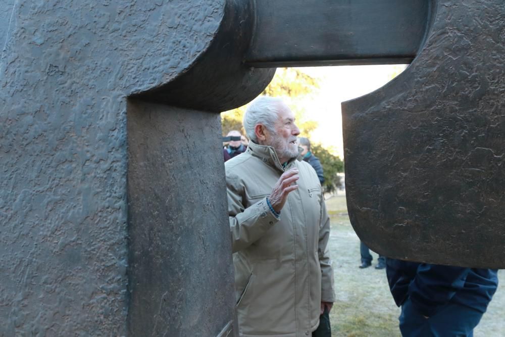 Istalación de la escultura "Equilibrio Horizonal"