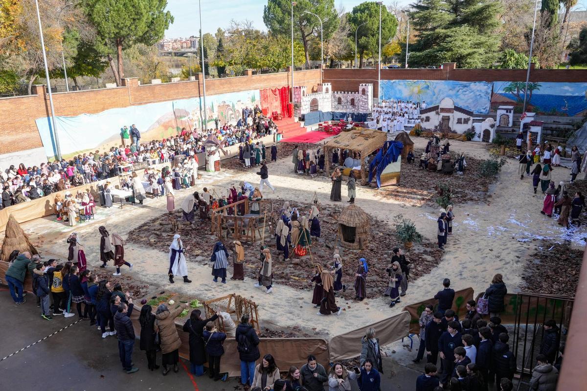 Badajoz se transforma en Belén: Más de 500 alumnos del colegio Santa Teresa recrean el nacimiento de Jesucristo
