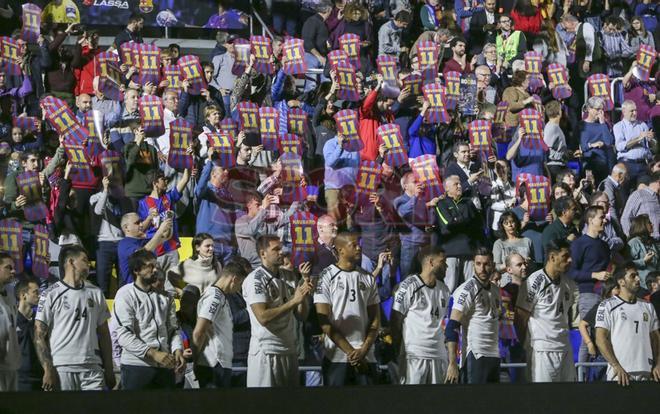 Imágenes de la retirada de la camiseta de Juan Carlos Navarro en el Palau Blaugrana