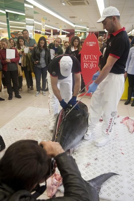 Demostración de ronqueo y de cocinado del atún rojo en un supermercado de Gijón.