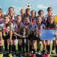 Las jugadoras del Victoria, con el trofeo de campeonas. | PEDRO MINA