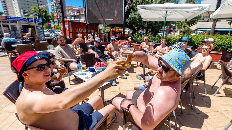 Ambiente en la zona inglesa de Benidorm un día antes de la coronación de Carlos III