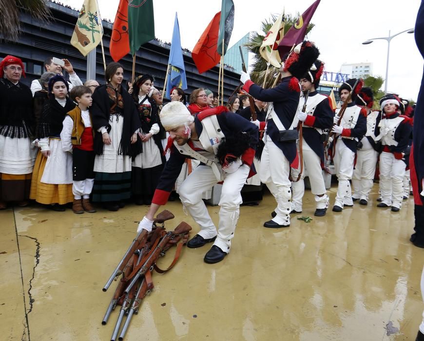 El casco vello acoge la recreación de la gesta histórica ocurrida en 1809 ante un valeroso público que desafió a la persistente lluvia y el viento