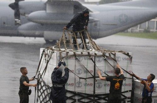 La ayuda comienza a llegar a Filipinas