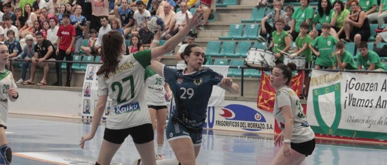 La canguesa Irene Romero lanza a puerta en el encuentro de ayer ante el Anaitasuna. | // SANTOS ÁLVAREZ