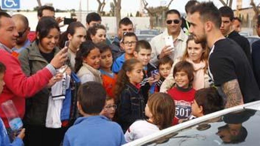 Los aficionados acudieron masivamente a apoyar a los jugadores, como aquí a Alcácer.