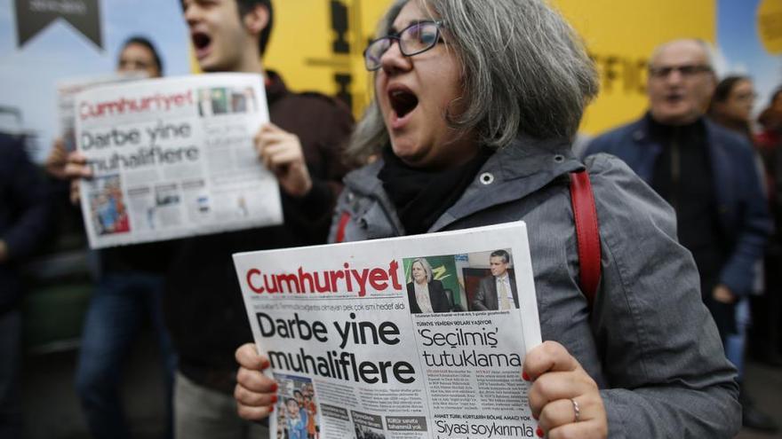 Turquía detiene al director y a varios peridostas del principal diario de oposición