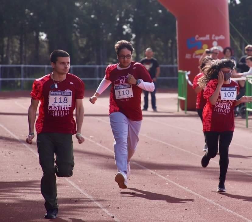 La primera cursa adaptada de la Run Castell triomfa amb èxit de participants