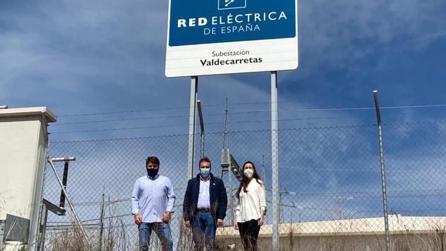 Los concejales populares posan junto a la subestación de Valdecarretas