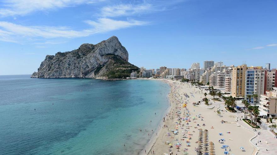 Ayuntamiento y ADEAC organizan una jornada para celebrar los 40 años de bandera azul de la playa de la Fossa