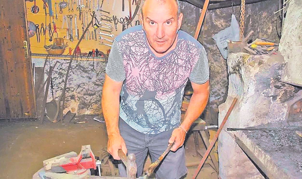 Joan Campins, en el taller donde fabrica los utensilios para 'Ganivets Campins' en Consell.