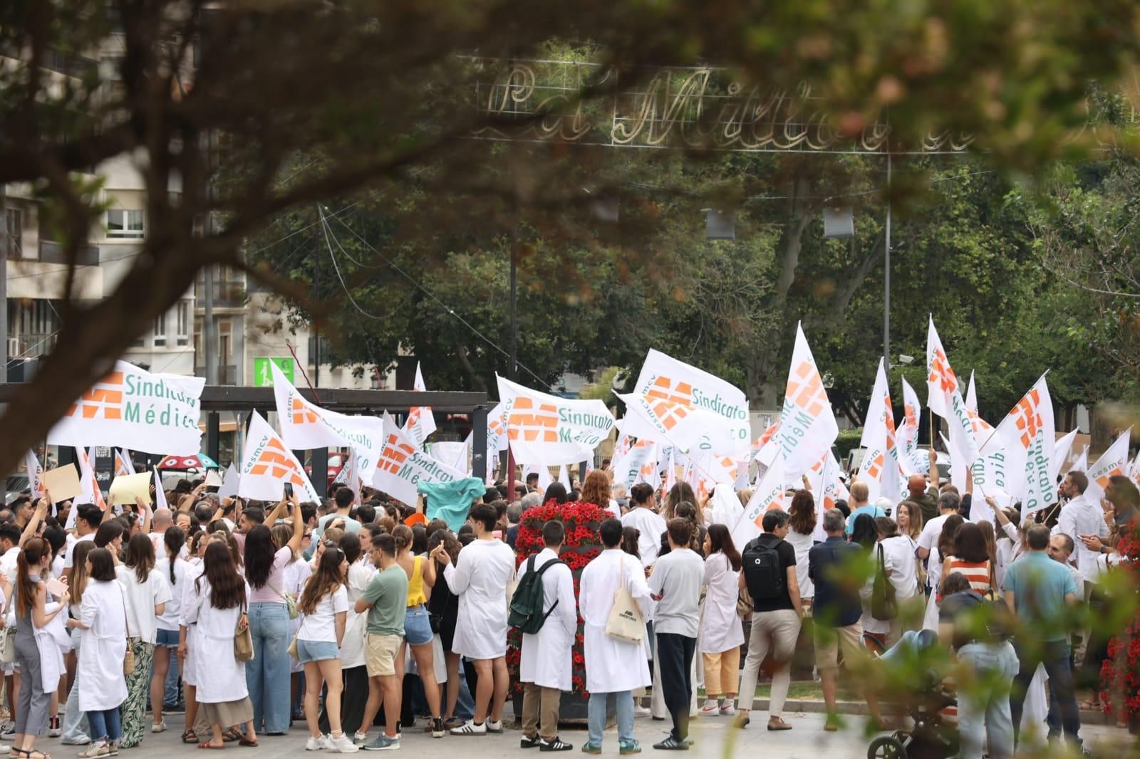 Unos 300 médicos participan en la concentración de la plaza de la Montañeta de Alicante