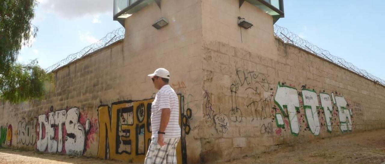 Hay quien pasea por los alrededores de la antigua cárcel, donde hay también un carril bici.