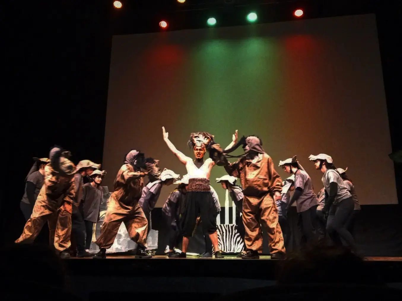 El musical 'El rey León' del grupo de teatro del Colegio Escolapias Santa Engracia de Zaragoza llega a Monzón.