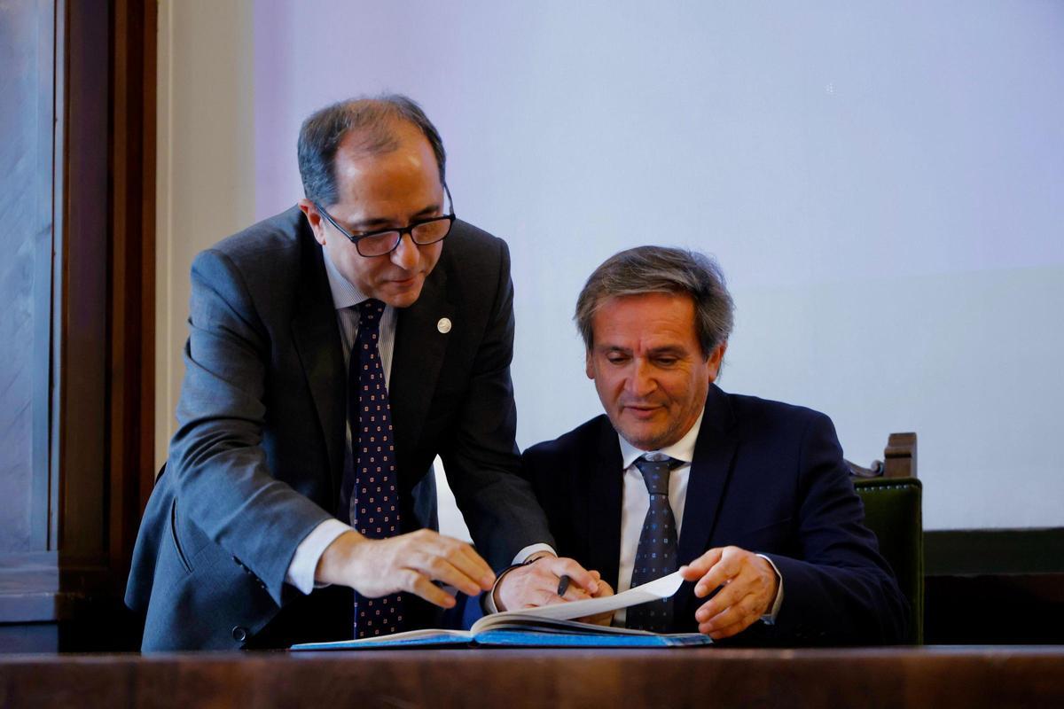 Primer acto oficial de Juan Luis Gandía y su equipo rectoral en al UV
