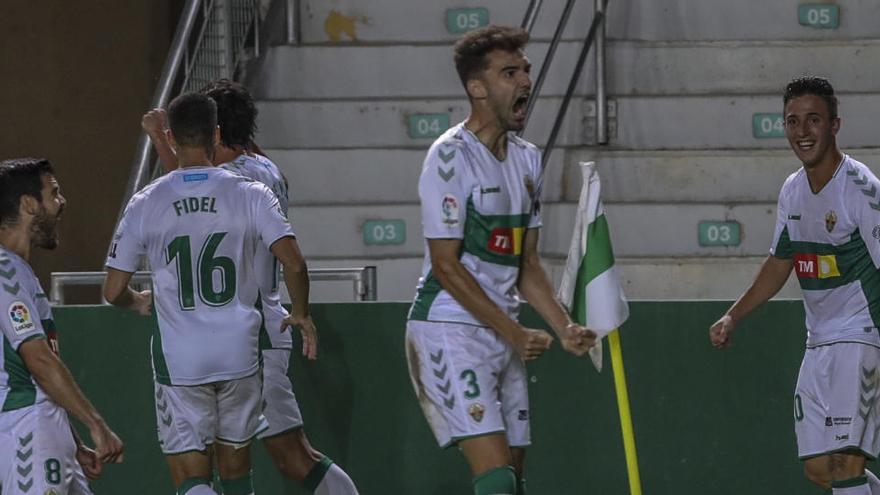 Los jugadores del Elche celebran el gol de la victoria frente al Oviedo