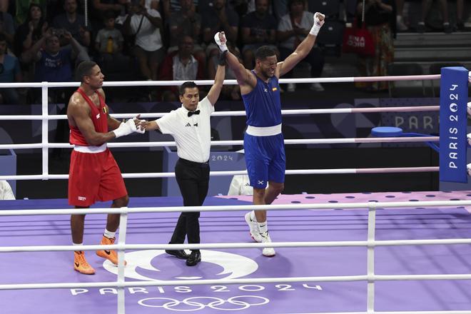 El boxeador español Enmanuel Reyes Pla celebra su victoria ante el belga Victor Scheltraete durante el combate de boxeo de cuartos de final masculino de la categoría en los Juegos Olímpicos 2024 en la categoría de 92kg.