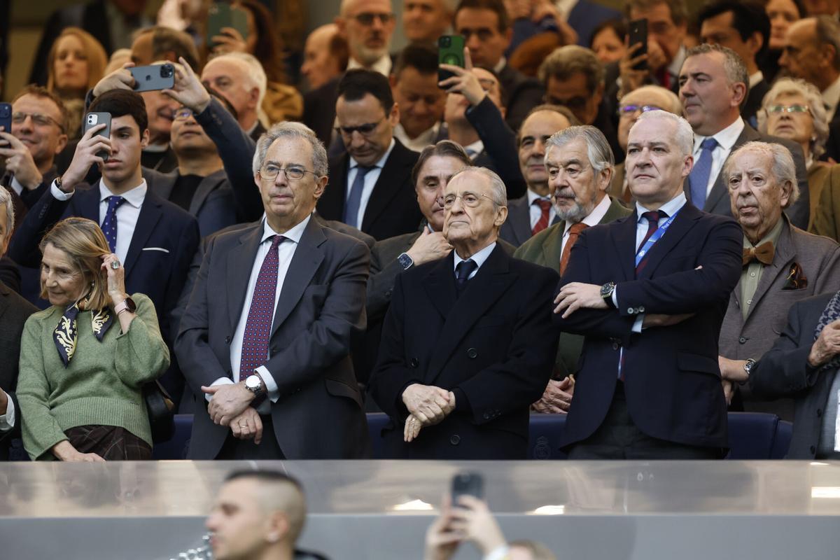 El presidente del Real Madrid Florentino Pérez y el del Levante, Pablo Sánchez, durante el partido de LaLiga 2025/26 del Santiago Bernabéu
