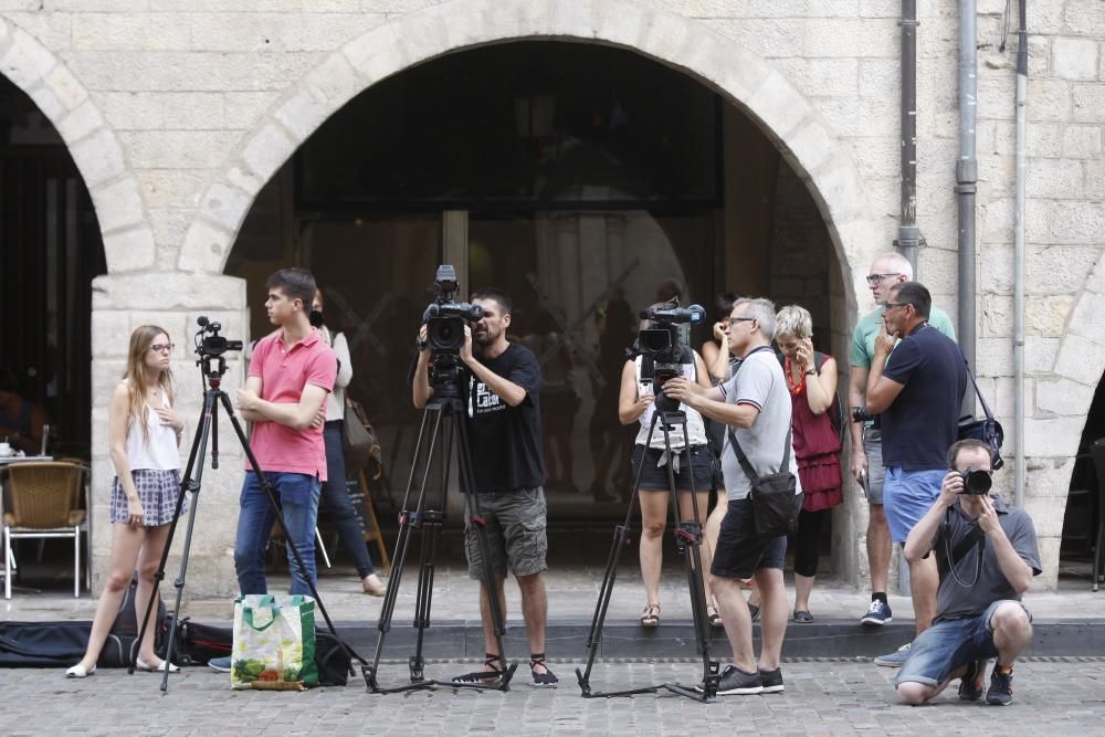 Expectació mediàtica a la plaça del Vi a l'espera que la Guàrdia Civil es presentés a l'ajuntament