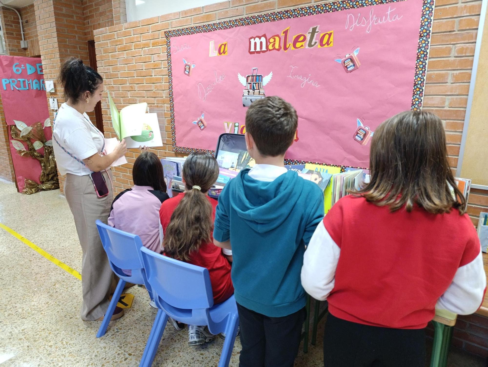 En Llanera los libros viajan en una maleta