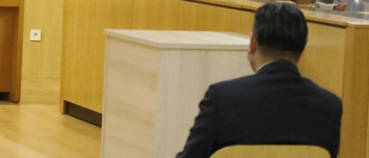 El acusado, de espaldas, ayer en la vista oral en la Sección Octava de la Audiencia Provincial de Gijón. | Ángel González