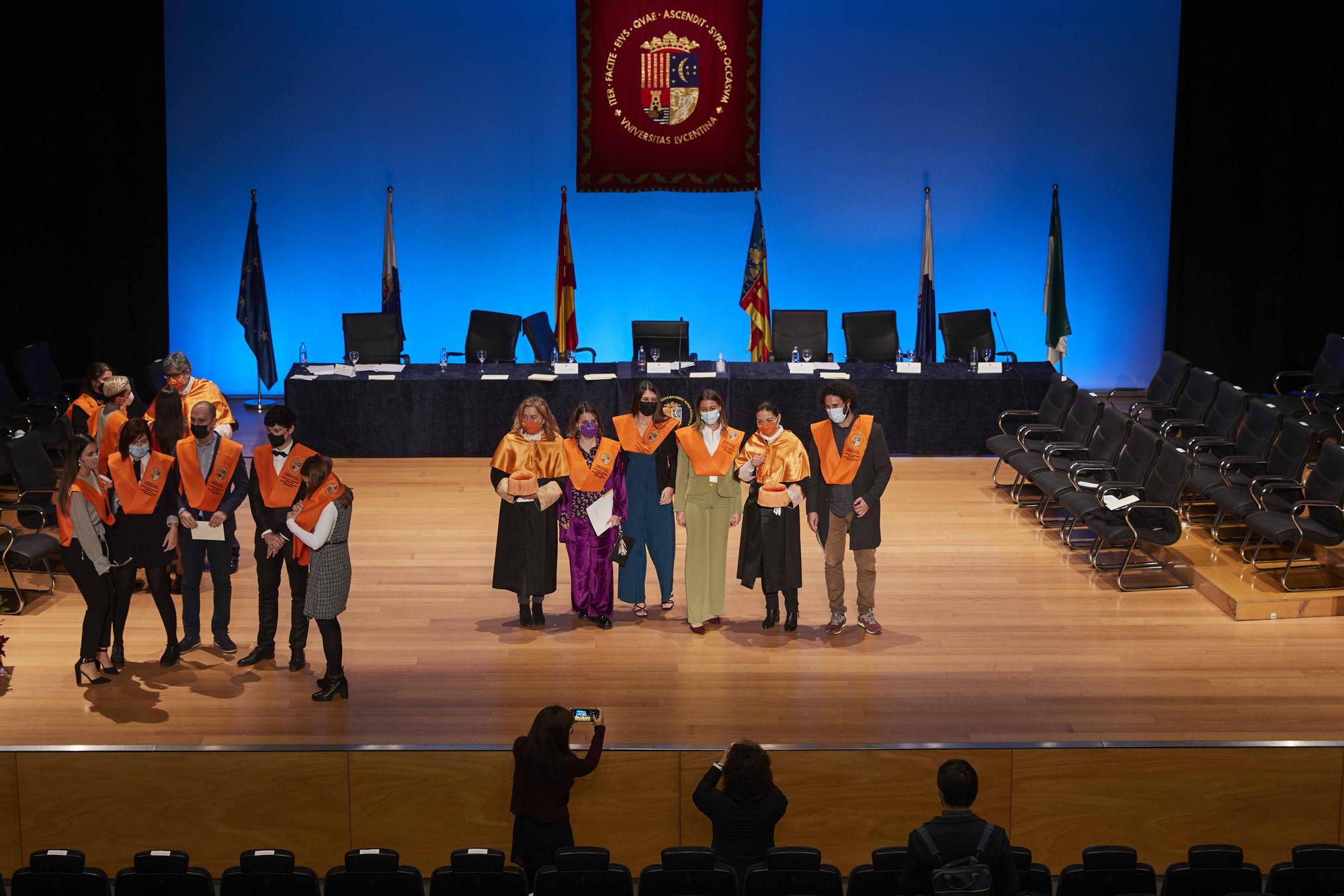 Acto de graduación de los estudiantes que han finalizado sus estudios en los grados en Publicidad y Relaciones Públicas, Trabajo Social, Sociología y en los másteres universitarios en Comunicación e Industrias Creativas, Innovación Social y Dinámicas de Cambio y Comunicación Digital.