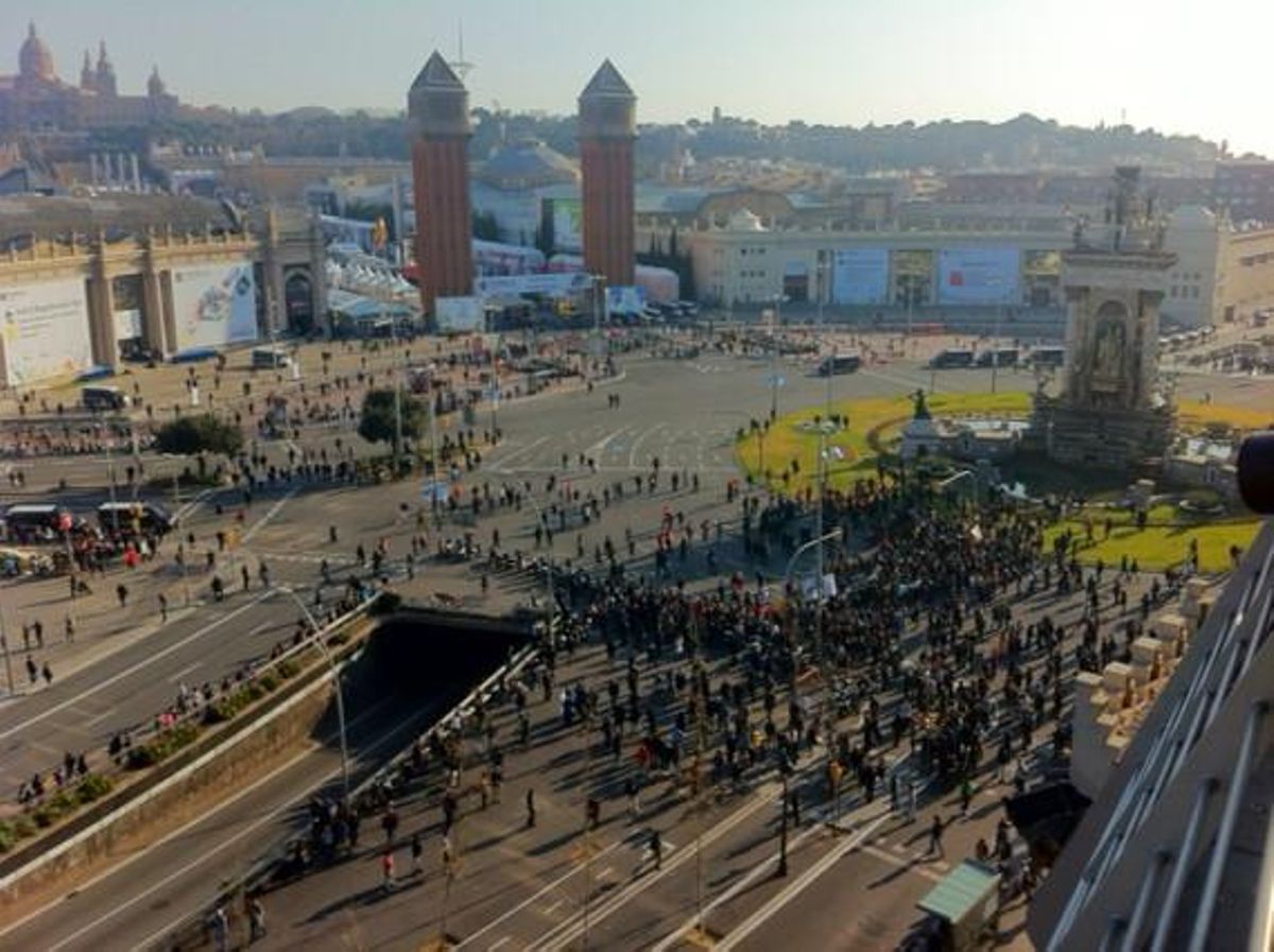Vista aèria de la plaça d’Espanya, a prop del Mobile World Congress, on hi ha alguns manifestants.