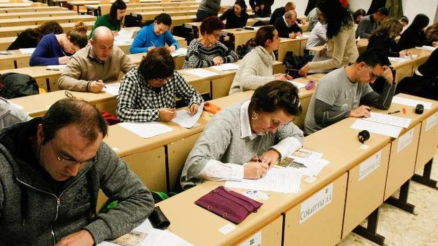 Alumnos de la UNED comienzan un examen.