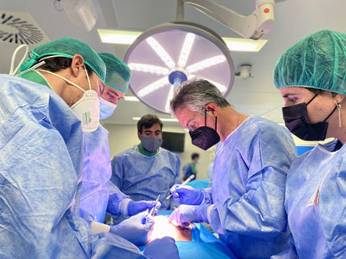 El doctor Simón Fuentes, realizando una intervención.