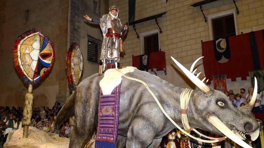 El capitán moro desfilando sobre una vistosa carroza.