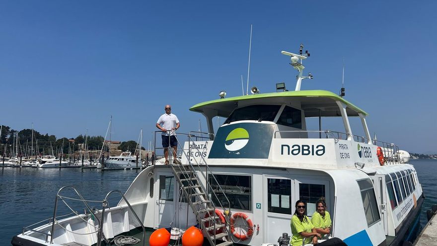 Un barco del servicio de transporte a Ons rescata a 12 menores que hacían paddle surf: «Salvadnos, no nos dejéis morir»