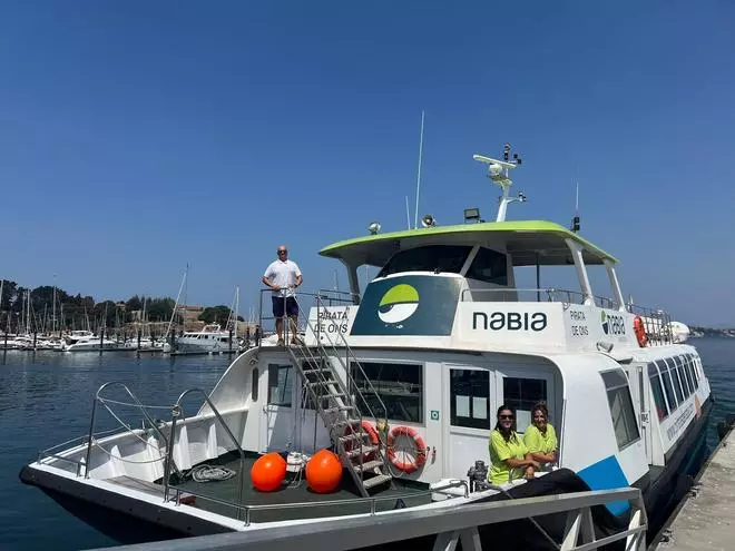 Un barco del servicio de transporte a Ons rescata a 12 menores que hacían paddle surf: «Salvadnos, no nos dejéis morir»
