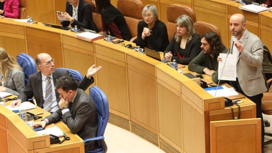 El conselleiro de Sanidade se encara a Luís Villares, ayer, en el Parlamento. | xoán álvarez