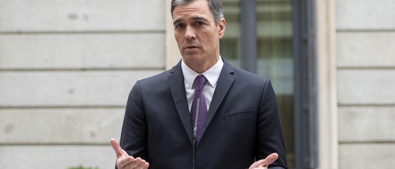 El presidente del Gobierno, Pedro Sánchez, ofrece declaraciones a los medios, durante el acto institucional por el Día de la Constitución, en el Congreso de los Diputados, a 6 de diciembre de 2022, en Madrid (España).