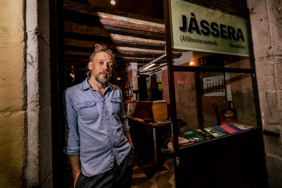 Ferran Utzet en su librería especializada en artes escénicas 'Jàssera'.