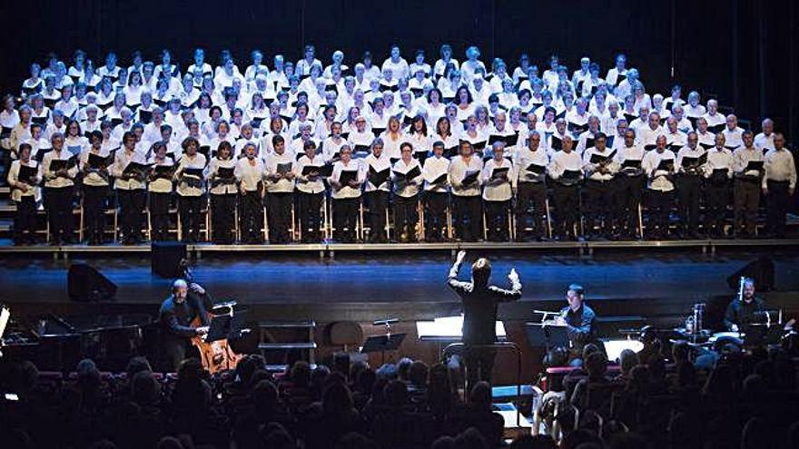 El grup de cantaires del matí, en un moment del concert que va dirigir Oriol Castanyer