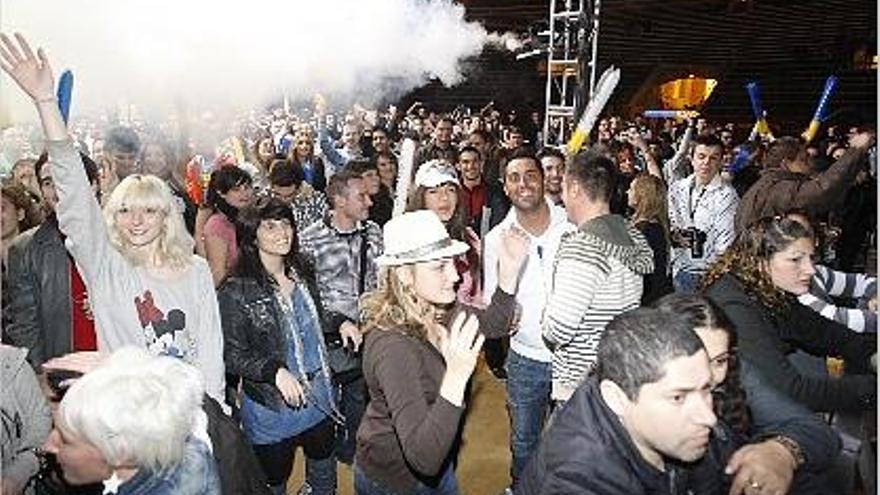 Miles de jóvenes llenaron anoche la plaza de toros de Valencia.