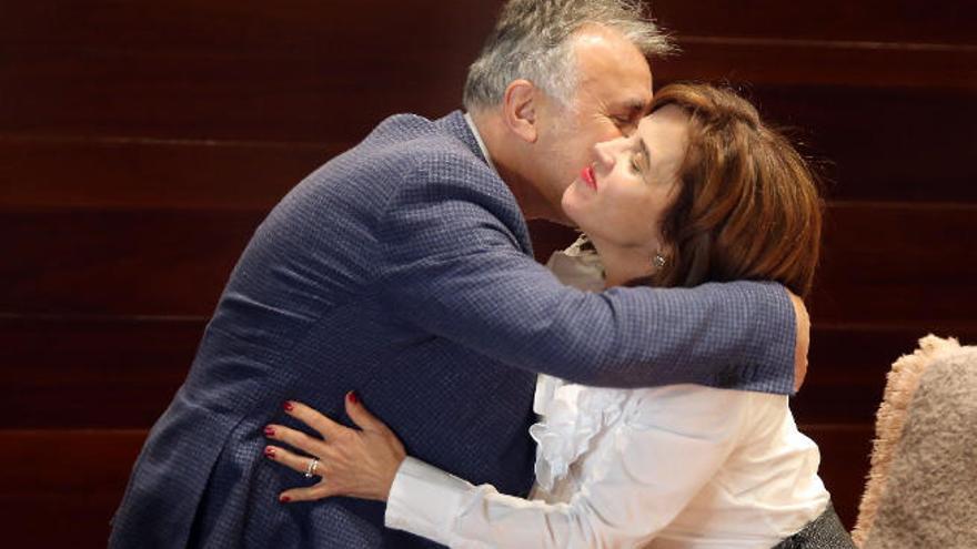 Ángel Víctor Torres y Teresa Cruz se saludan ayer en el Consejo de Gobierno.