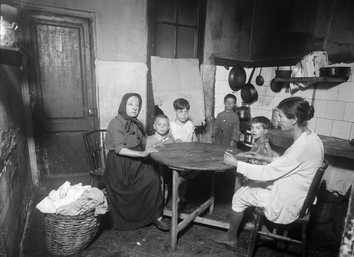 Interior de una casa del barrio chino. 1930