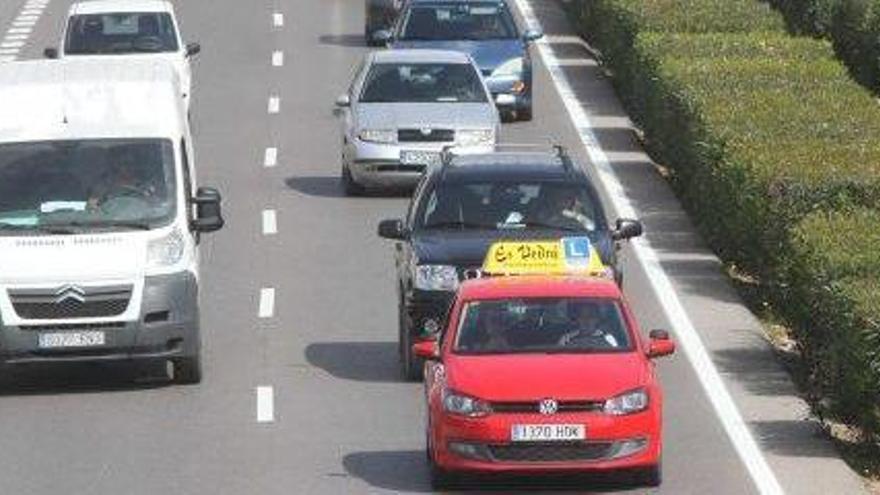 Imagen de archivo de un coche de autoescuela circulando por la avenida de la Paz de Ibiza.
