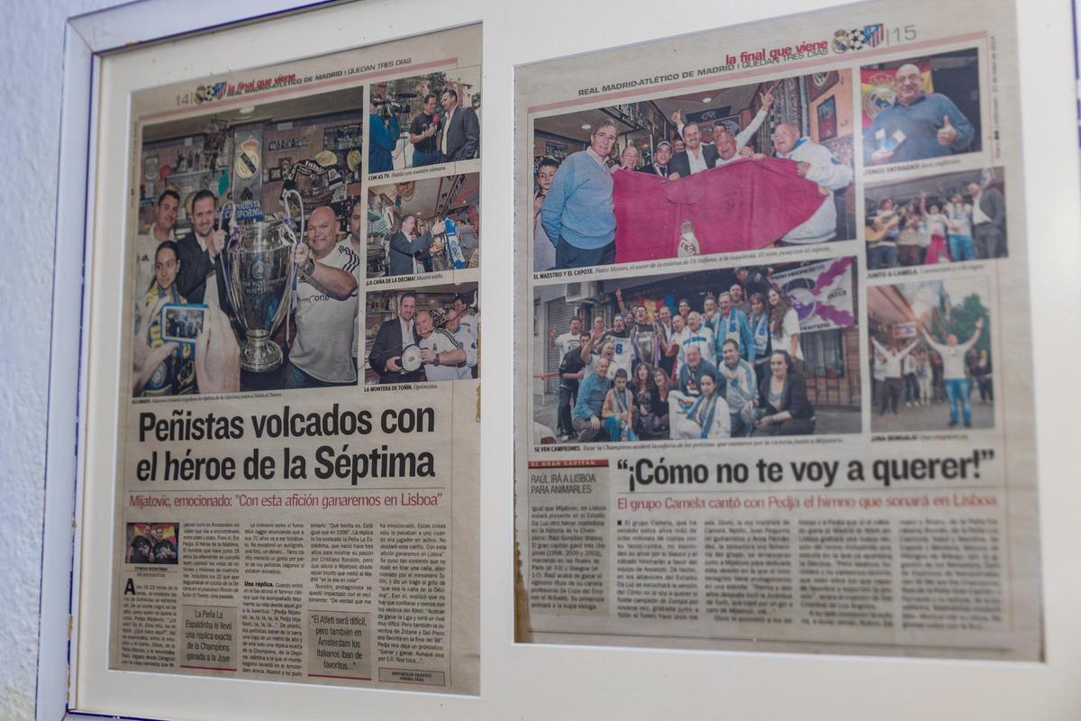 Some newspaper cuts on the walls of 'El Rincón de Toñín'.